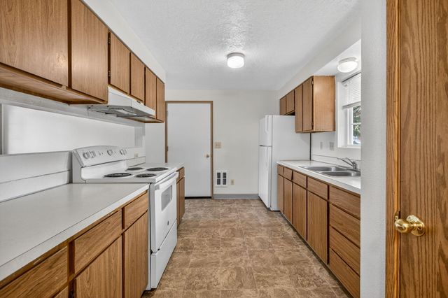 155 SW 2nd Street, Madras, OR 97741