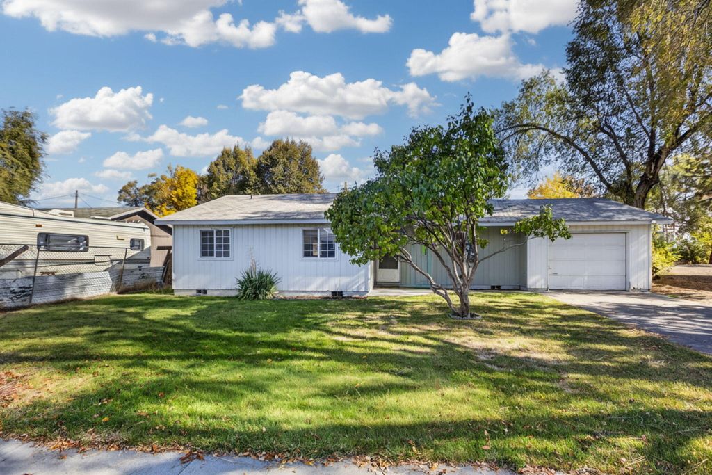 155 SW 2nd Street, Madras, OR 97741