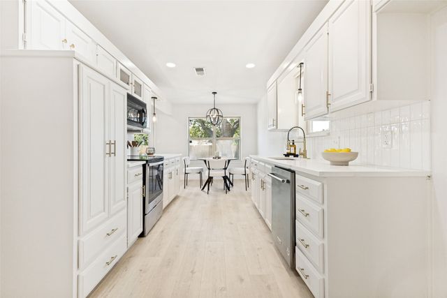10029 Stoneleigh Drive, Benbrook, TX 76126