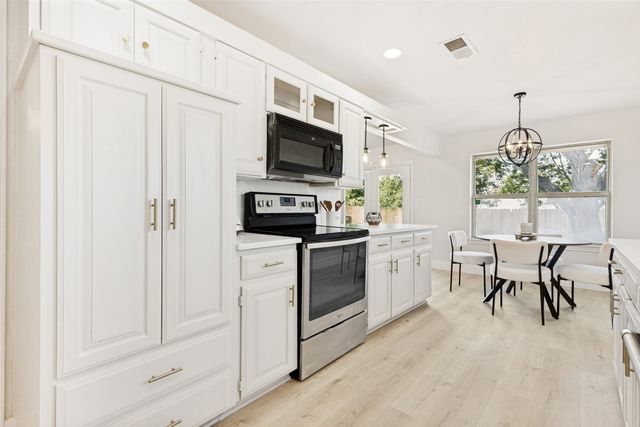 10029 Stoneleigh Drive, Benbrook, TX 76126