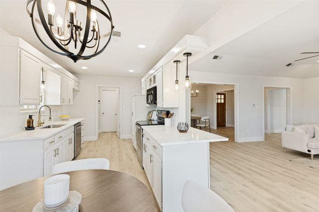 10029 Stoneleigh Drive, Benbrook, TX 76126
