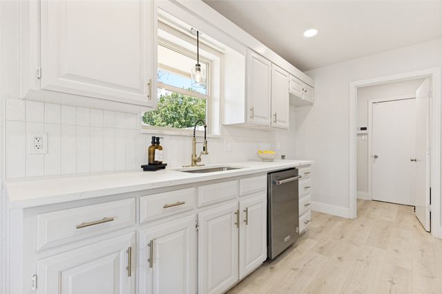 10029 Stoneleigh Drive, Benbrook, TX 76126
