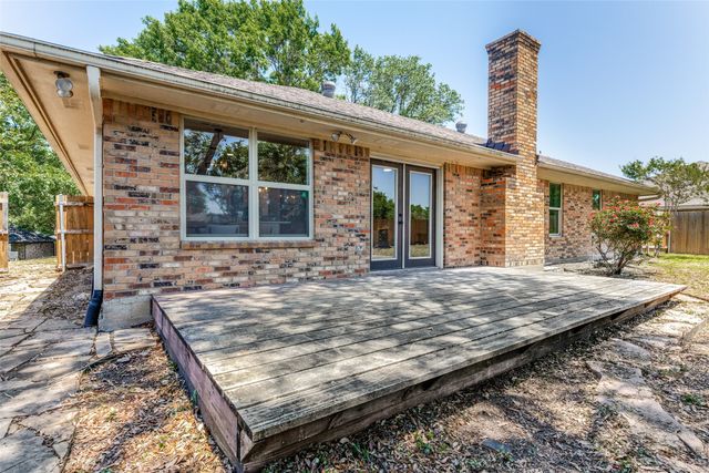 10029 Stoneleigh Drive, Benbrook, TX 76126