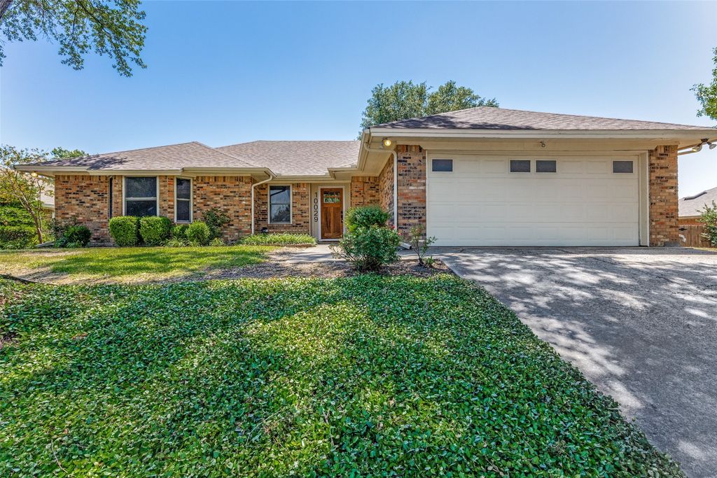 10029 Stoneleigh Drive, Benbrook, TX 76126