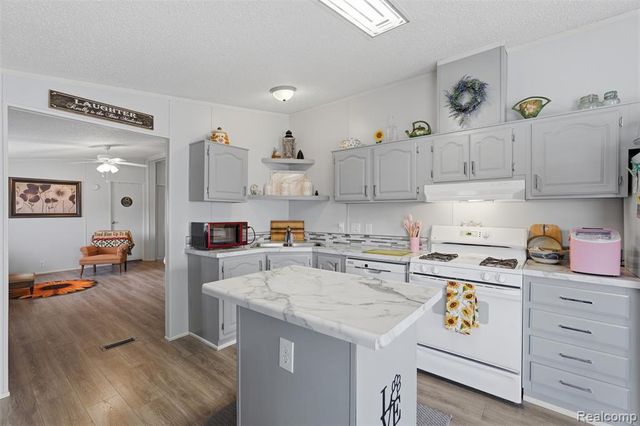 4425 Wynnwood Drive, Howell, MI 48843