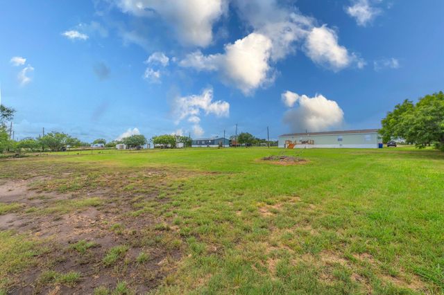 160 Indian TRL, Lockhart, TX 78644