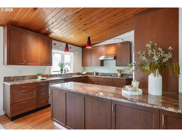 1717 Sw CANBY St, Portland, OR 97219