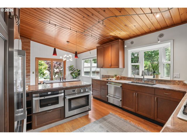 1717 Sw CANBY St, Portland, OR 97219