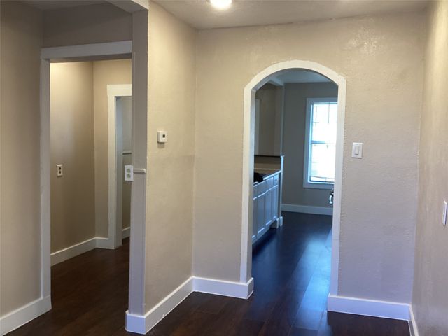 313 SW 6th Street, Grand Prairie, TX 75051