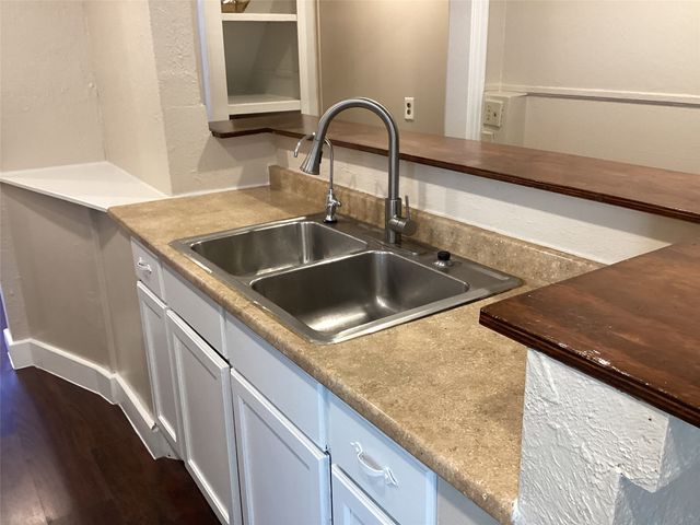 313 SW 6th Street, Grand Prairie, TX 75051