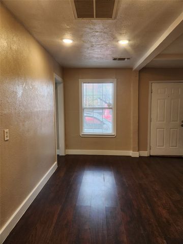 313 SW 6th Street, Grand Prairie, TX 75051