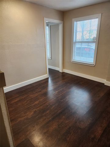 313 SW 6th Street, Grand Prairie, TX 75051