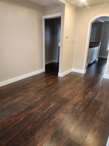 313 SW 6th Street, Grand Prairie, TX 75051