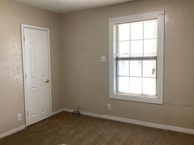 313 SW 6th Street, Grand Prairie, TX 75051