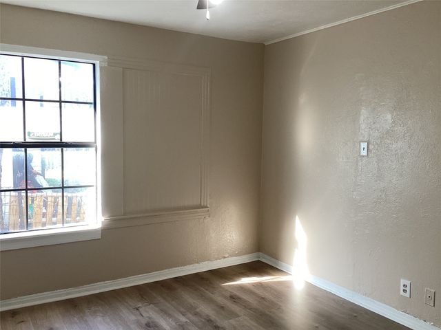 313 SW 6th Street, Grand Prairie, TX 75051