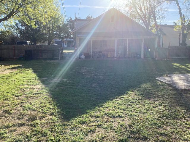 313 SW 6th Street, Grand Prairie, TX 75051