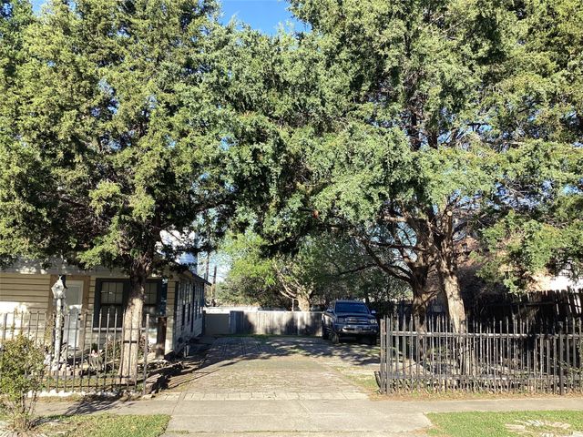 313 SW 6th Street, Grand Prairie, TX 75051