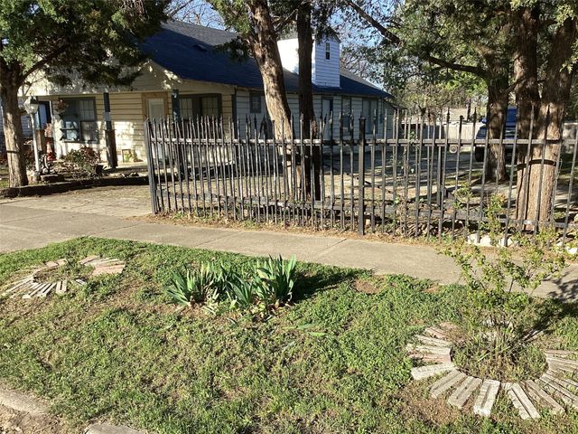 313 SW 6th Street, Grand Prairie, TX 75051