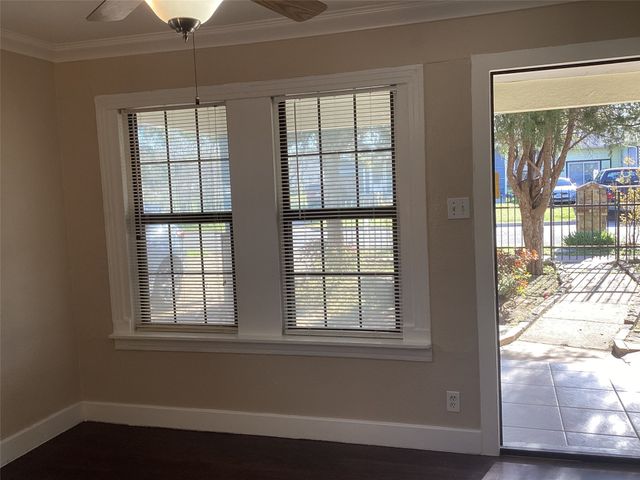 313 SW 6th Street, Grand Prairie, TX 75051