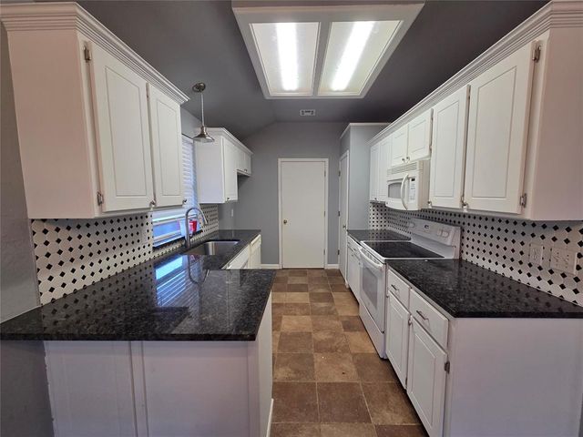 9401 Buttonfield Avenue, Moore, OK 73160