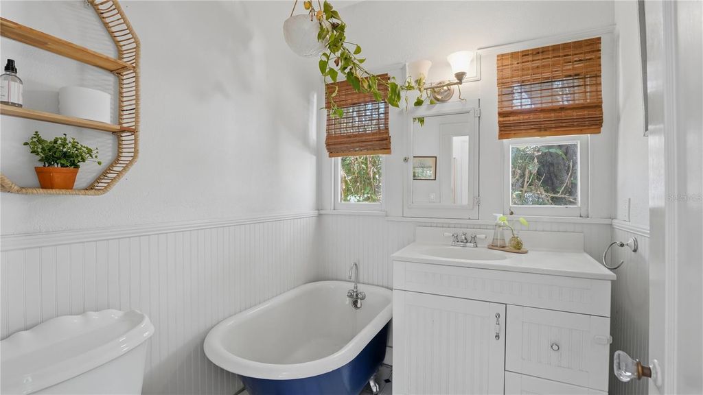 Image 17 of property listing at 2722 2ND AVENUE W, Bradenton, FL 34205