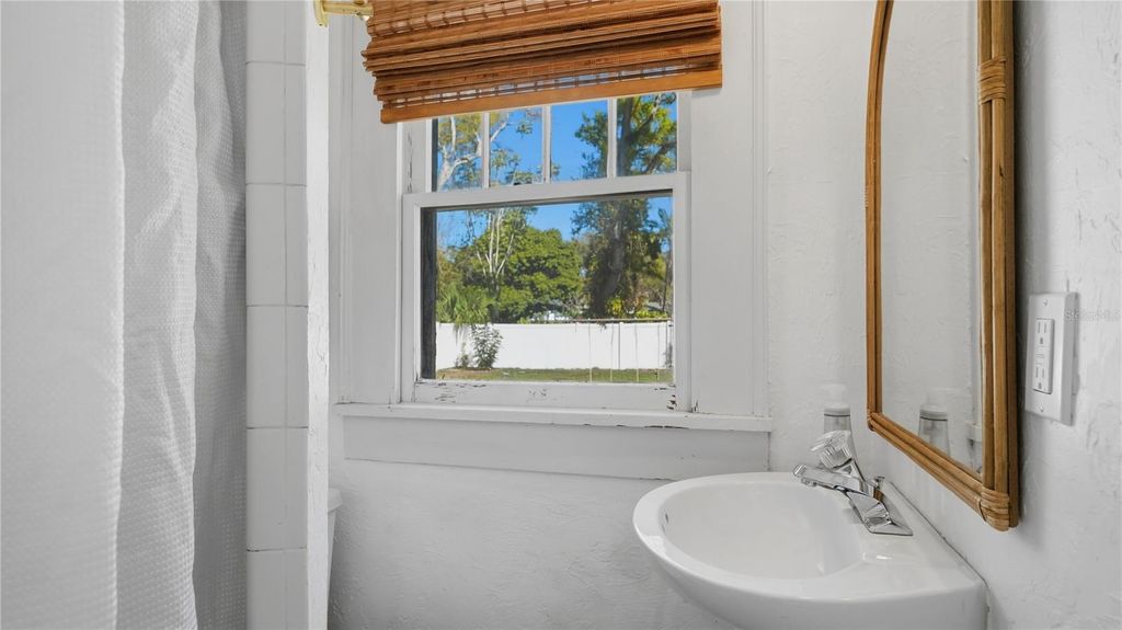 Image 21 of property listing at 2722 2ND AVENUE W, Bradenton, FL 34205