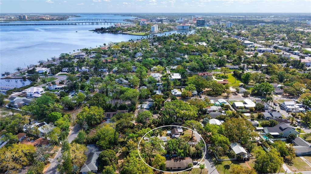 Image 30 of property listing at 2722 2ND AVENUE W, Bradenton, FL 34205