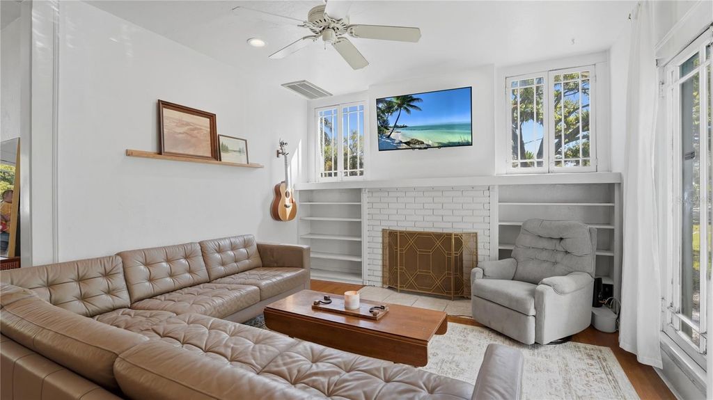 Image 5 of property listing at 2722 2ND AVENUE W, Bradenton, FL 34205