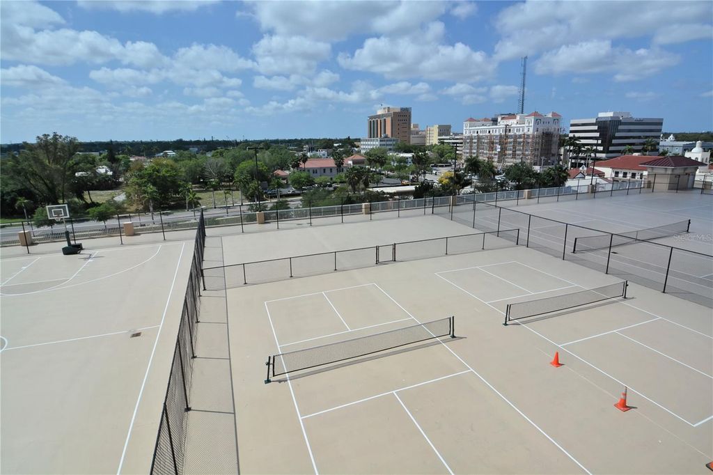 Image 44 of property listing at 2722 2ND AVENUE W, Bradenton, FL 34205