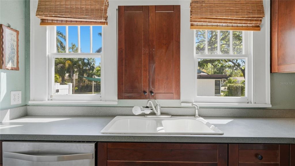 Image 9 of property listing at 2722 2ND AVENUE W, Bradenton, FL 34205