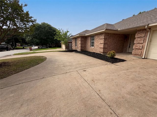 1233 Windy Meadows Drive, Burleson, TX 76028