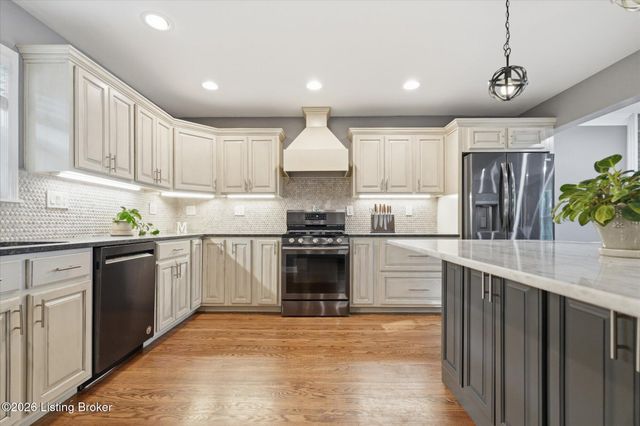1007 Corn Island Ct, Louisville, KY 40207