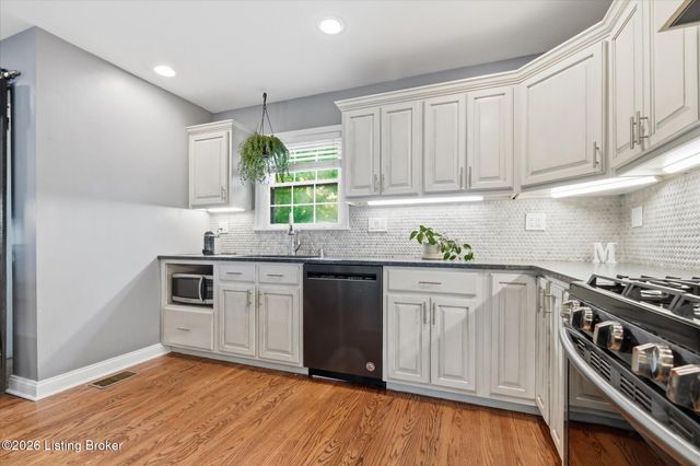 1007 Corn Island Ct, Louisville, KY 40207