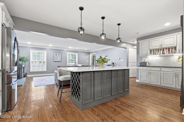 1007 Corn Island Ct, Louisville, KY 40207