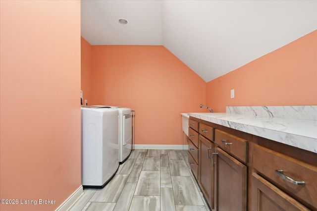 1007 Corn Island Ct, Louisville, KY 40207