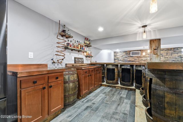 1007 Corn Island Ct, Louisville, KY 40207