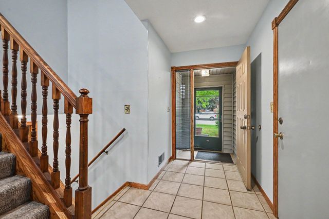 2288 Phylis Court E, Maplewood, MN 55119