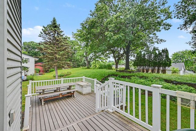 2288 Phylis Court E, Maplewood, MN 55119
