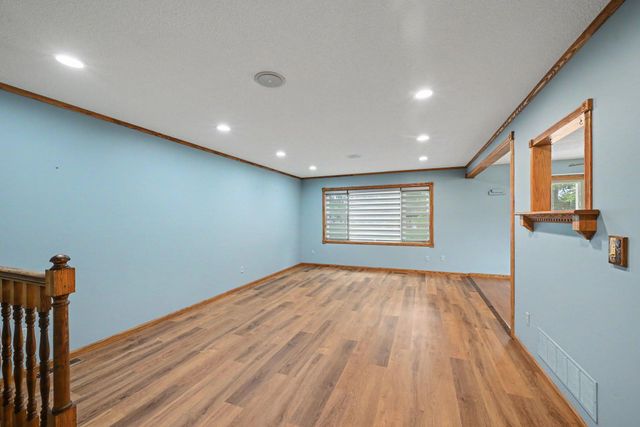 2288 Phylis Court E, Maplewood, MN 55119