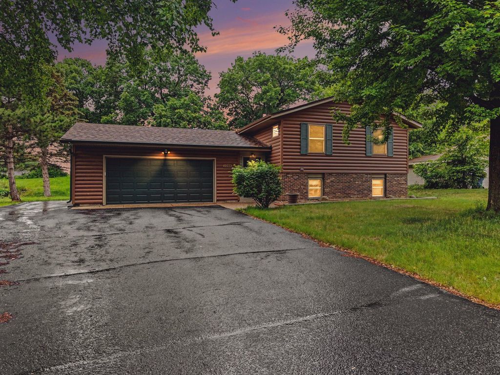 2288 Phylis Court E, Maplewood, MN 55119