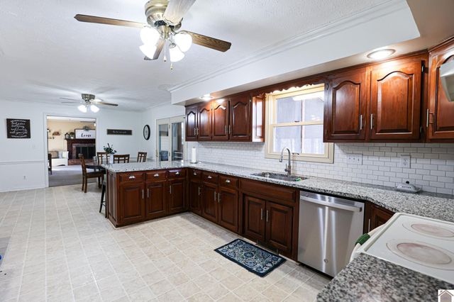 735 Christa Dr, Paducah, KY 42003