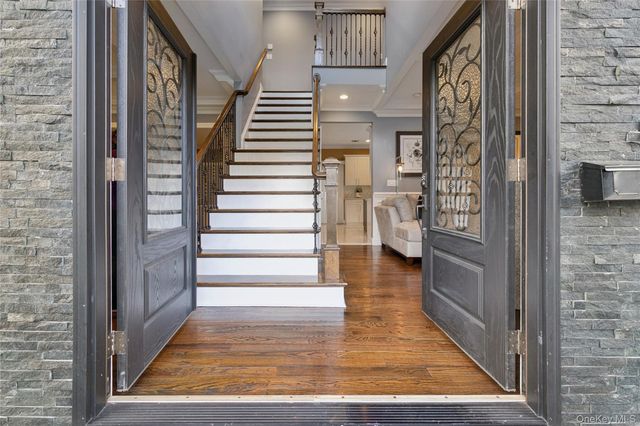 5 Vernon Street, Plainview, NY 11803