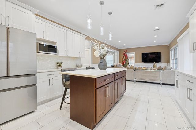 5 Vernon Street, Plainview, NY 11803