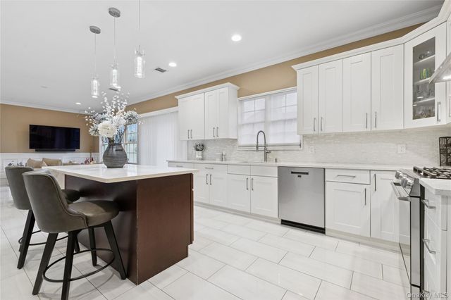 5 Vernon Street, Plainview, NY 11803