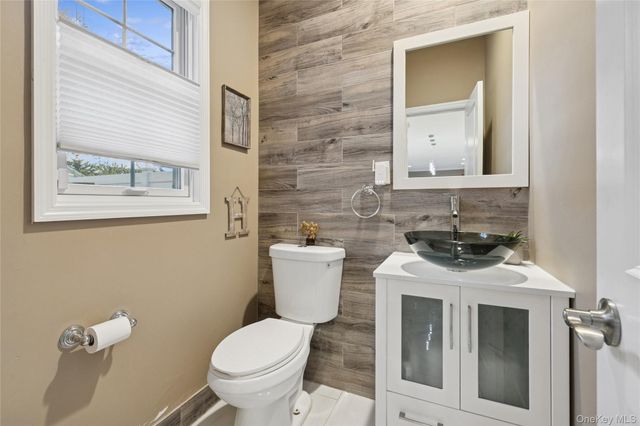 5 Vernon Street, Plainview, NY 11803