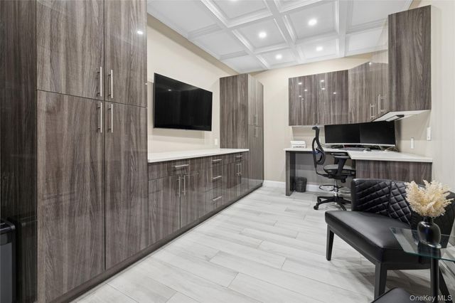 5 Vernon Street, Plainview, NY 11803