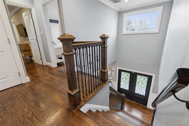 5 Vernon Street, Plainview, NY 11803