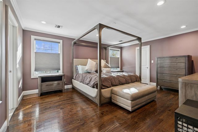 5 Vernon Street, Plainview, NY 11803