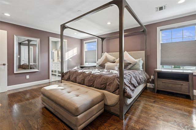 5 Vernon Street, Plainview, NY 11803