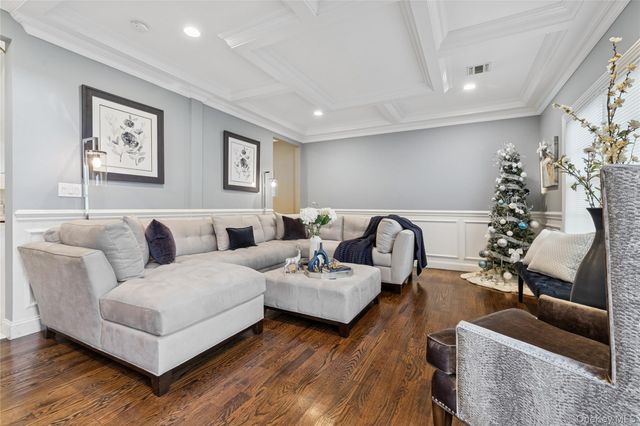 5 Vernon Street, Plainview, NY 11803